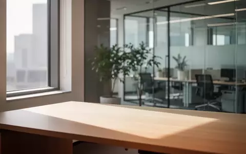 Ein minimalistisches, helles Büro mit einem leeren Schreibtisch und einer ruhigen, professionellen Arbeitsumgebung. - Foto: über boerse-global.de
