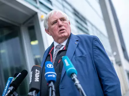 Der stellvertretende CDU-Vorsitzende Karl-Josef Laumann hat sich im Deutschlandfunk zum Pflegestreit geäußert. (Archivbild) - Foto: Michael Kappeler/dpa