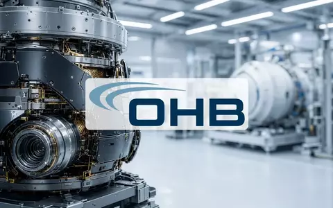 Modernes Labor für Luft- und Raumfahrttechnik mit Fokus auf präzise Satellitenkomponenten. - Foto: über boerse-global.de