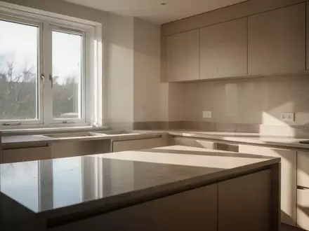 Eine helle, aufgeräumte Küche mit minimalistischem Design und natürlichem Lichteinfall. - Foto: über boerse-global.de