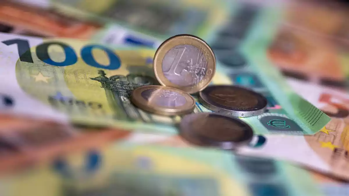 Die Geldvermögen der privaten Haushalte sind in Summe deutlich gestiegen, aber viele Menschen haben nichts davon. (Symbolbild) - Bild: Monika Skolimowska/dpa