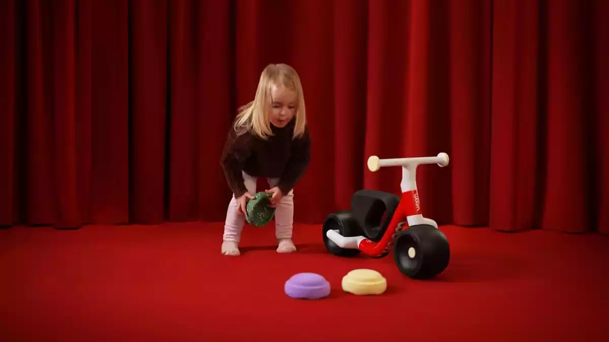 Geschenke-Highlight für kleine Entdecker*innen: woom WOW limitierte X-Mas-Edition mit Stapelstein®-Bundle - Bild: presseportal.de