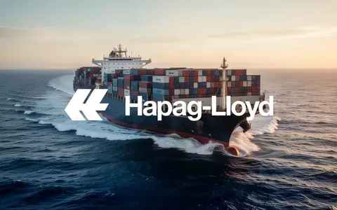 Ein großes Containerschiff auf dem offenen Meer bei Sonnenaufgang, symbolisch für die Schifffahrtsbranche. - Foto: über boerse-global.de