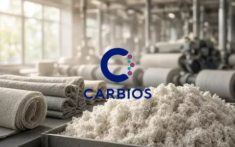 Nahaufnahme von hochwertigen, recycelten Textilfasern in einer modernen, nachhaltigen Produktionsumgebung. - Foto: ĂĽber boerse-global.de