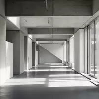 Ein minimalistischer, moderner Flur mit klaren architektonischen Linien und geometrischem Schattenwurf bei natürlichem Licht. - Foto: über boerse-global.de