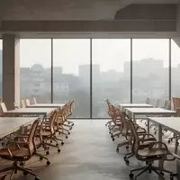 Ein minimalistisches, modernes Büro mit leeren, ergonomischen Stühlen und klaren Linien bei Tageslicht. - Foto: über boerse-global.de