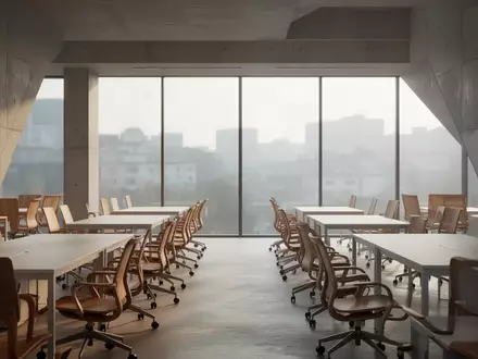 Ein minimalistisches, modernes Büro mit leeren, ergonomischen Stühlen und klaren Linien bei Tageslicht. - Foto: über boerse-global.de