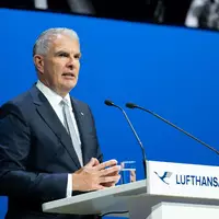Lufthansa-Chef Carsten Spohr rechnet mit noch höheren Lasten durch den Iran-Krieg. (Archivbild)  - Foto: Florian Wiegand/dpa