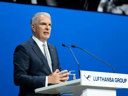 Lufthansa-Chef Carsten Spohr rechnet mit noch höheren Lasten durch den Iran-Krieg. (Archivbild)  - Foto: Florian Wiegand/dpa