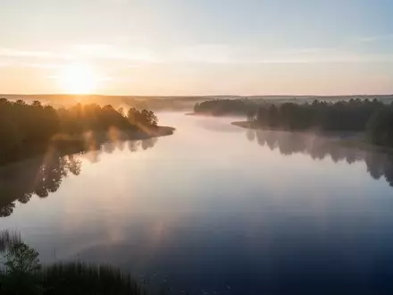 Symbolbild: ruhiger See bei Sonnenaufgang - Foto: über boerse-global.de