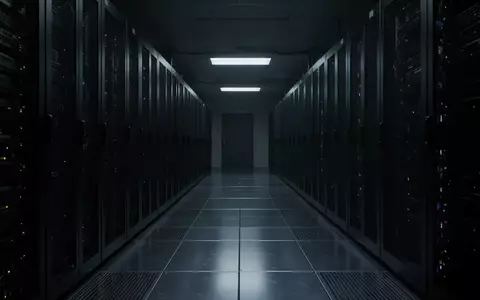 Ein dunkler, minimalistischer Flur in einem Serverraum mit metallischen Oberflächen und tiefen Schatten. - Foto: über boerse-global.de