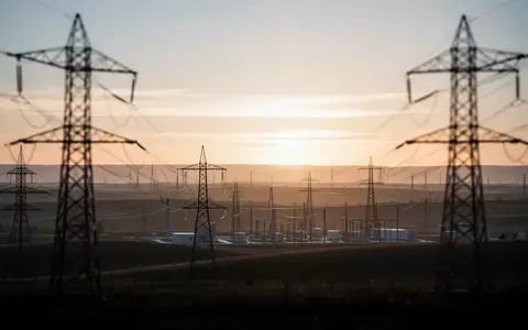 Weitwinkelaufnahme einer modernen industriellen Infrastruktur bei Sonnenaufgang, die großflächige Investitionen und wirtschaftliches Wachstum symbolisiert. - Foto: über boerse-global.de