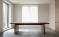 Ein minimalistischer, leerer Büroarbeitsplatz mit ergonomisch gestaltetem Schreibtisch in einem hellen, ruhigen Raum. - Foto: über boerse-global.de
