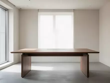 Ein minimalistischer, leerer Büroarbeitsplatz mit ergonomisch gestaltetem Schreibtisch in einem hellen, ruhigen Raum. - Foto: über boerse-global.de
