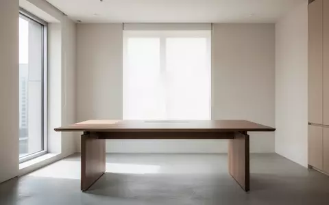 Ein minimalistischer, leerer Büroarbeitsplatz mit ergonomisch gestaltetem Schreibtisch in einem hellen, ruhigen Raum. - Foto: über boerse-global.de