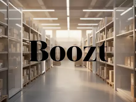Modernes, minimalistisches Lagerhaus mit weichem, goldenem Licht, das Wachstum und Effizienz im E-Commerce symbolisiert. - Foto: über boerse-global.de