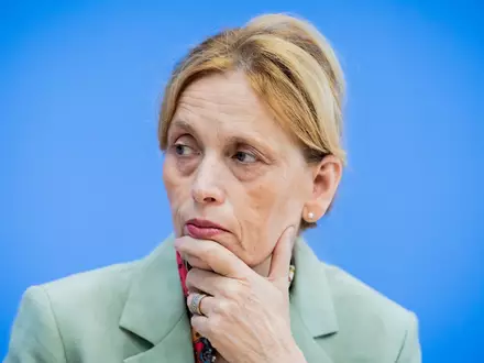 Bundesbildungsministerin Karin Prien sieht Verbesserungen im Bildungssystem, aber dennoch starken Reformbedarf. (Archivbild) - Foto: Christoph Soeder/dpa