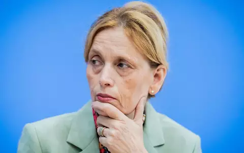 Bundesbildungsministerin Karin Prien sieht Verbesserungen im Bildungssystem, aber dennoch starken Reformbedarf. (Archivbild) - Foto: Christoph Soeder/dpa