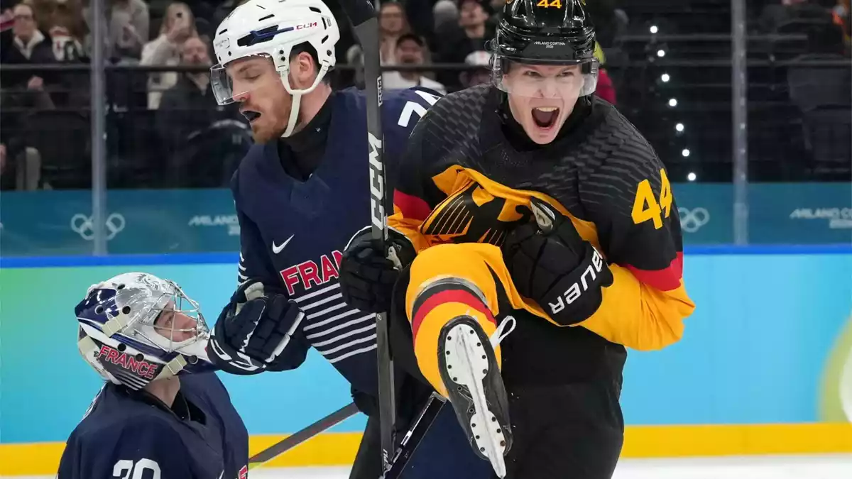 Jubel im Nationaltrikot bei Olympia, Rückschlag in der NHL: Stürmer Joshua Samanski. (Archiv) - Bild: Carolyn Kaster/AP/dpa
