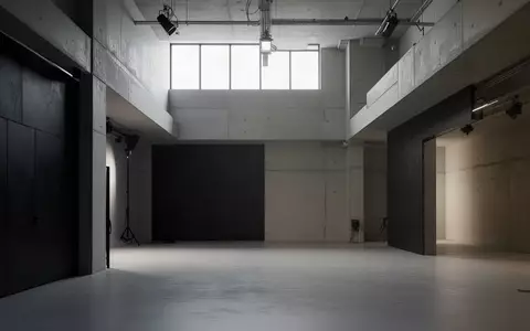 Ein minimalistischer, modern gestalteter Industrieraum mit klaren architektonischen Linien und matt-dunklen Oberflächen. - Foto: über boerse-global.de