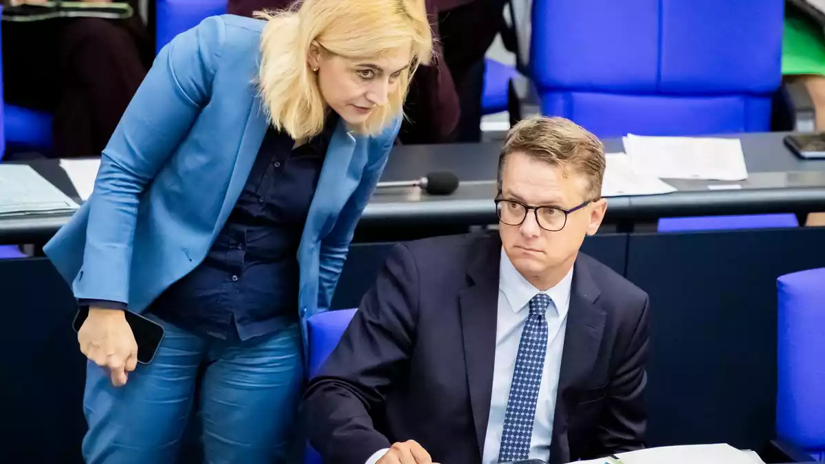 Über die Pflege-Sparpläne von Gesundheitsminister Carsten Linnemann, die auf einer Vorlage seiner Vorgängerin Nina Warken (beide CDU) beruhen, ringt derzeit die Koalition. (Archivbild) - Bild: Christoph Soeder/dpa