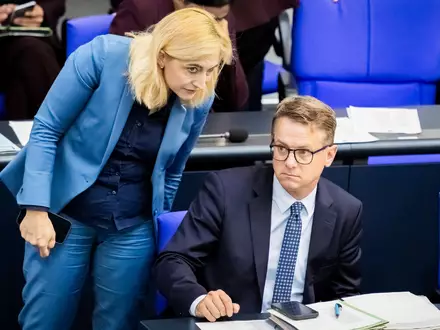 Über die Pflege-Sparpläne von Gesundheitsminister Carsten Linnemann, die auf einer Vorlage seiner Vorgängerin Nina Warken (beide CDU) beruhen, ringt derzeit die Koalition. (Archivbild) - Foto: Christoph Soeder/dpa