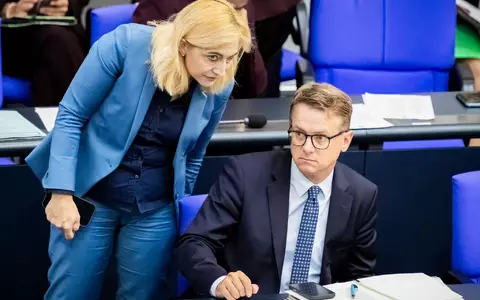 Über die Pflege-Sparpläne von Gesundheitsminister Carsten Linnemann, die auf einer Vorlage seiner Vorgängerin Nina Warken (beide CDU) beruhen, ringt derzeit die Koalition. (Archivbild) - Foto: Christoph Soeder/dpa