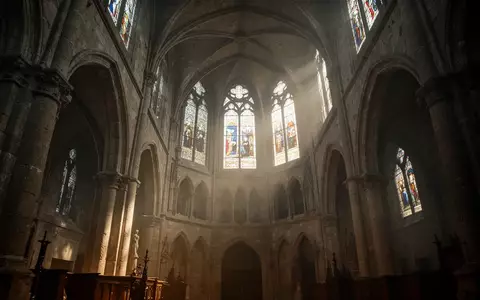 Innenansicht einer historischen Kathedrale mit hohen Gewölbedecken und einfallendem Tageslicht. - Foto: über boerse-global.de