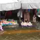 Noch immer fließen die Fluten nicht ab. - Bild: Sakchai Lalit/AP/dpa