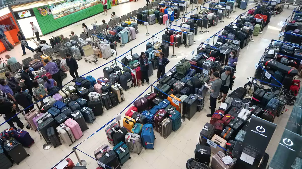 Am Flughafen herrscht Chaos bei der Gepäckabfertigung. - Bild: Sakchai Lalit/AP/dpa