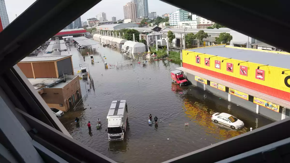 Hunderttausende Menschen sind allein in Bangkok betroffen. - Bild: Sakchai Lalit/AP/dpa