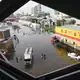 Hunderttausende Menschen sind allein in Bangkok betroffen. - Bild: Sakchai Lalit/AP/dpa