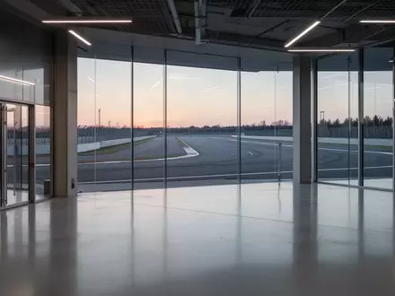 Modernes Forschungs- und Entwicklungszentrum mit Blick auf eine leere Teststrecke bei Dämmerung. - Foto: über boerse-global.de