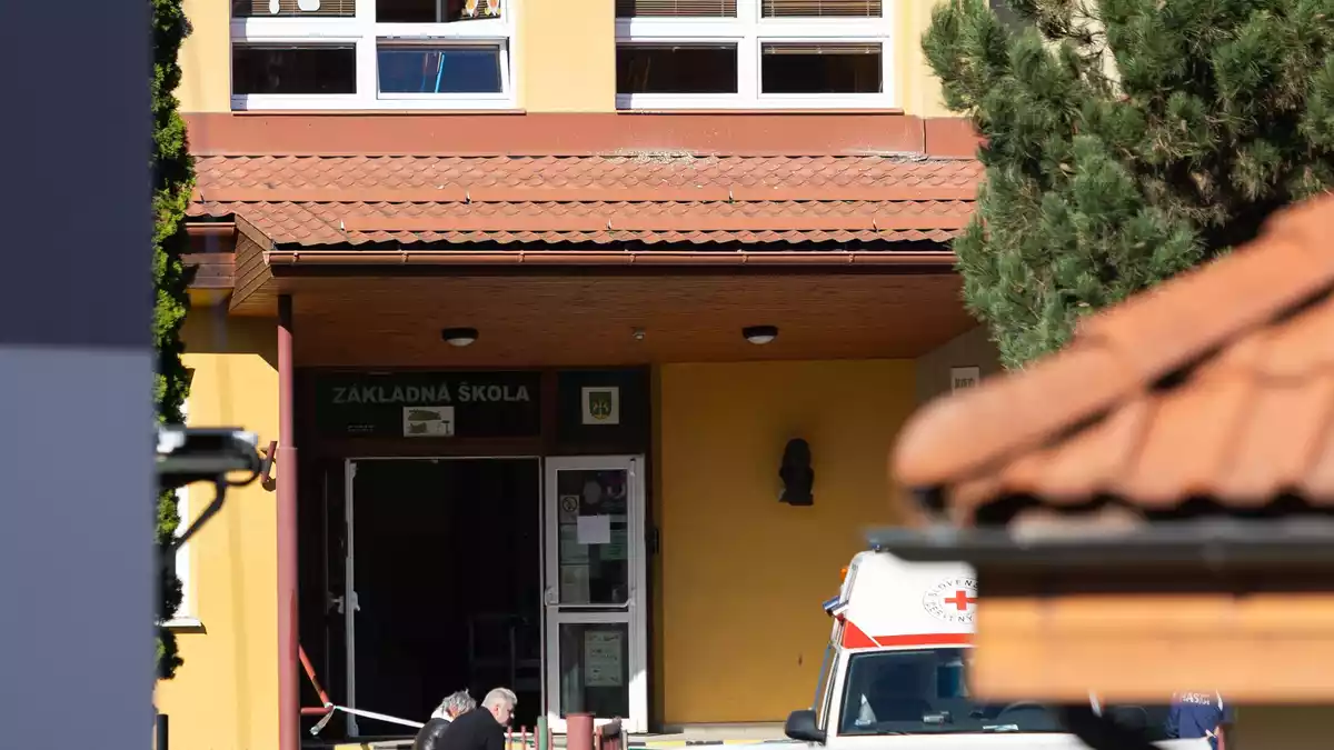 Blick auf den Eingang der Schule in der slowakischen Gemeinde Staskov, wo es zu einer Gewalttat gekommen ist. - Bild: Daniel Stehlík/TASR/dpa