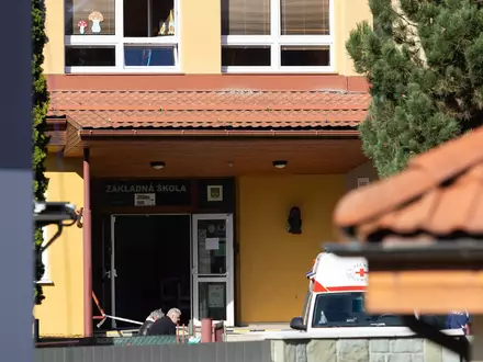Blick auf den Eingang der Schule in der slowakischen Gemeinde Staskov, wo es zu einer Gewalttat gekommen ist. - Foto: Daniel Stehlík/TASR/dpa