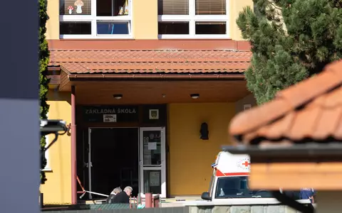 Blick auf den Eingang der Schule in der slowakischen Gemeinde Staskov, wo es zu einer Gewalttat gekommen ist. - Foto: Daniel Stehlík/TASR/dpa