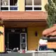 Blick auf den Eingang der Schule in der slowakischen Gemeinde Staskov, wo es zu einer Gewalttat gekommen ist. - Bild: Daniel Stehlík/TASR/dpa