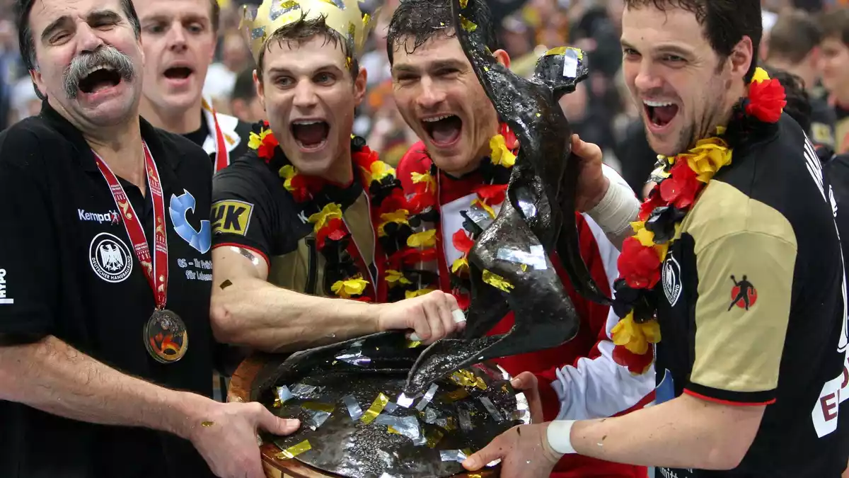 Der Vater hat das Höchste gereicht: Handball-Weltmeister Markus Baur (r) 2007. - Bild: Franz-Peter Tschauner/dpa