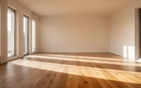 Ein heller, minimalistischer Raum mit Holzboden und natürlichem Licht, der eine offene Fläche für körperliches Training bietet. - Foto: über boerse-global.de