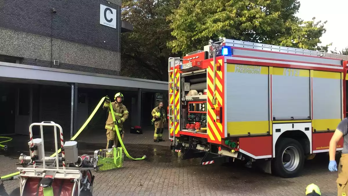 FW Paderborn: Brennender Schrank im Klassenzimmer - Bild: presseportal.de
