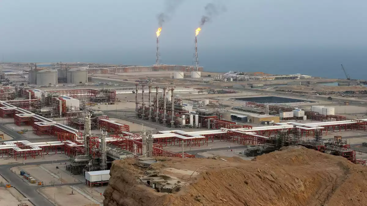 Im Iran sei erhebliche Produktionskapazität verloren gegangen, sagte die Regierungssprecherin. (Archivbild) - Bild: Vahid Salemi/AP/dpa
