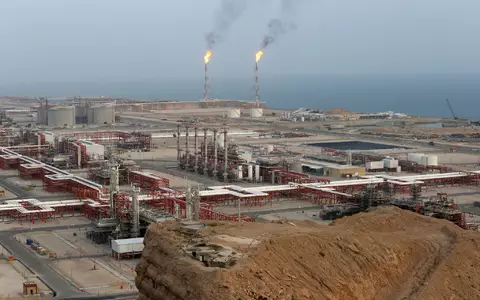 Im Iran sei erhebliche Produktionskapazität verloren gegangen, sagte die Regierungssprecherin. (Archivbild) - Foto: Vahid Salemi/AP/dpa