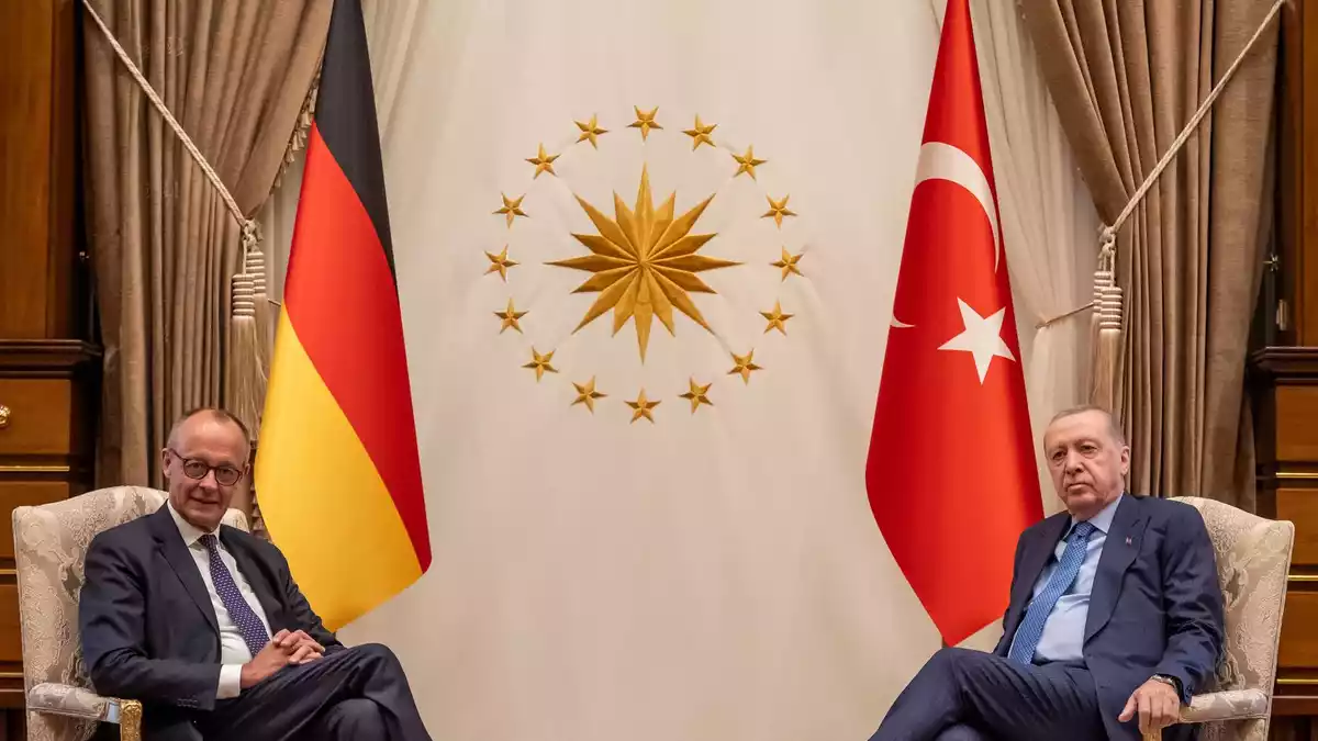 Als Merz vor elf Monaten von Erdogan empfangen wurde, war die Sitzordnung eine andere. (Archivbild) - Bild: Michael Kappeler/dpa
