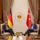 Als Merz vor elf Monaten von Erdogan empfangen wurde, war die Sitzordnung eine andere. (Archivbild) - Bild: Michael Kappeler/dpa
