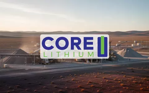 Moderne Lithium-Extraktionsanlage in einer weitlĂ€ufigen, trockenen Industrielandschaft bei goldenem Licht. - Foto: ĂŒber boerse-global.de