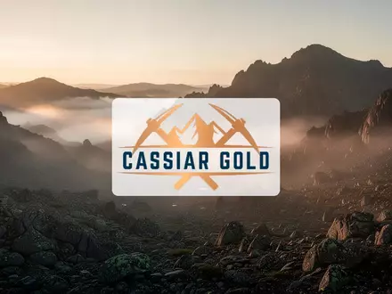Eine neblige, zerklüftete Berglandschaft im goldenen Licht, die eine nachhaltige Rohstofferkundung symbolisiert. - Foto: über boerse-global.de