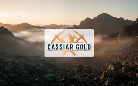 Eine neblige, zerklüftete Berglandschaft im goldenen Licht, die eine nachhaltige Rohstofferkundung symbolisiert. - Foto: über boerse-global.de