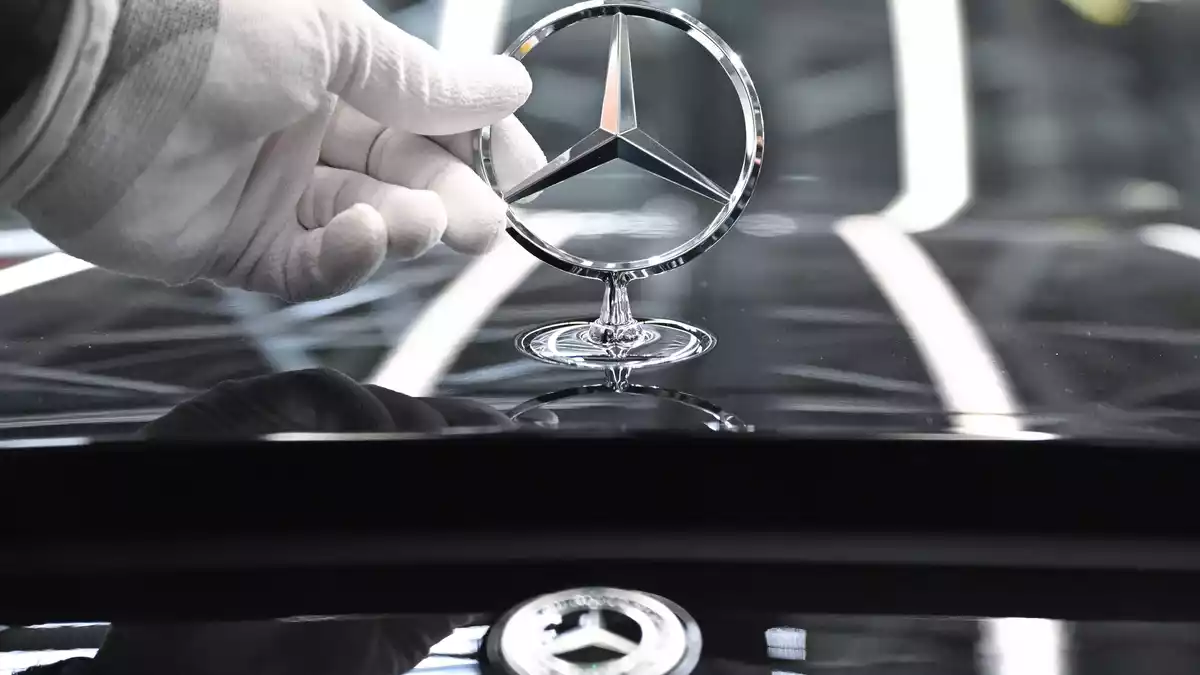 Bei Mercedes-Benz soll künftig wieder mehr im Büro vor Ort gearbeitet werden. (Archivbild) - Bild: Bernd Weißbrod/dpa