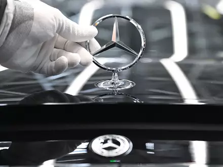 Bei Mercedes-Benz soll künftig wieder mehr im Büro vor Ort gearbeitet werden. (Archivbild) - Foto: Bernd Weißbrod/dpa