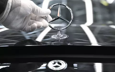 Bei Mercedes-Benz soll künftig wieder mehr im Büro vor Ort gearbeitet werden. (Archivbild) - Foto: Bernd Weißbrod/dpa